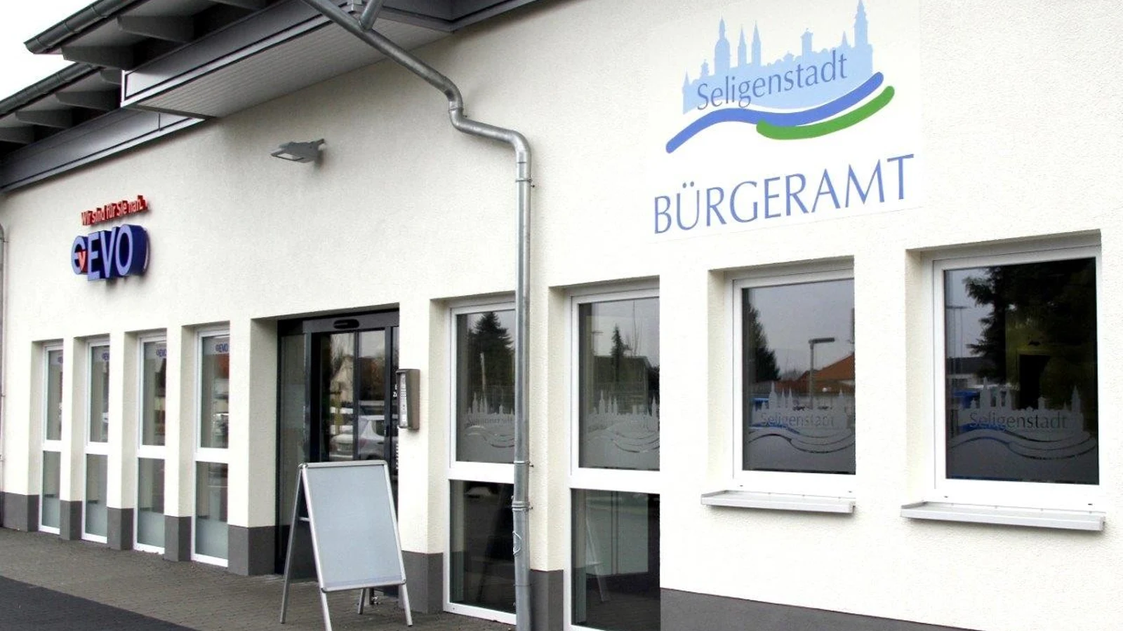 Außenansicht des Bürgeramts mit Eingang, Fenstern und Schriftzug an der Fassade.