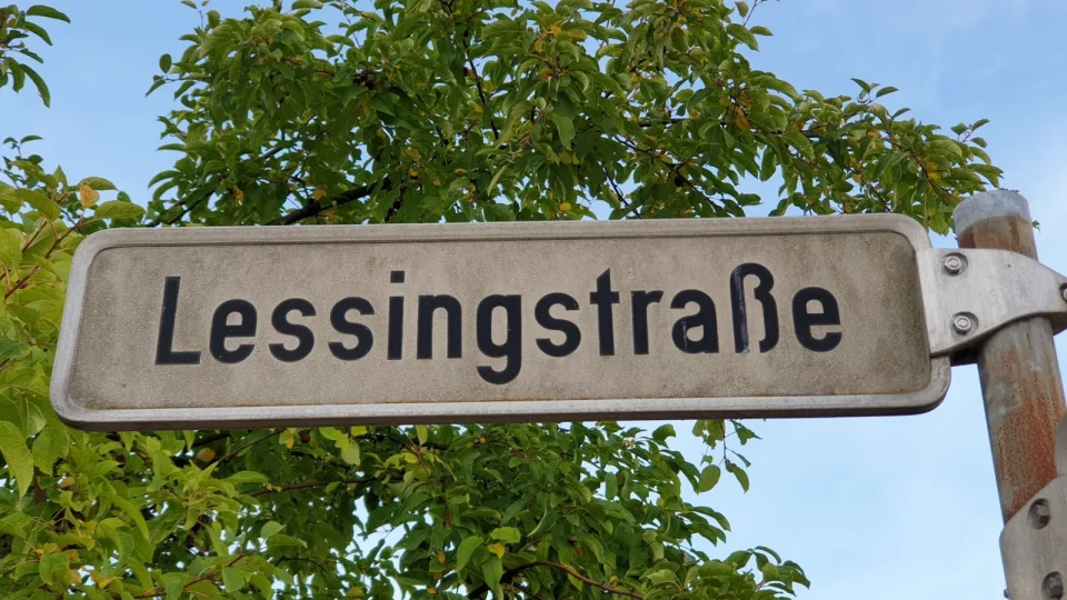 Straßenschild Lessingstraße vor einem Baum
