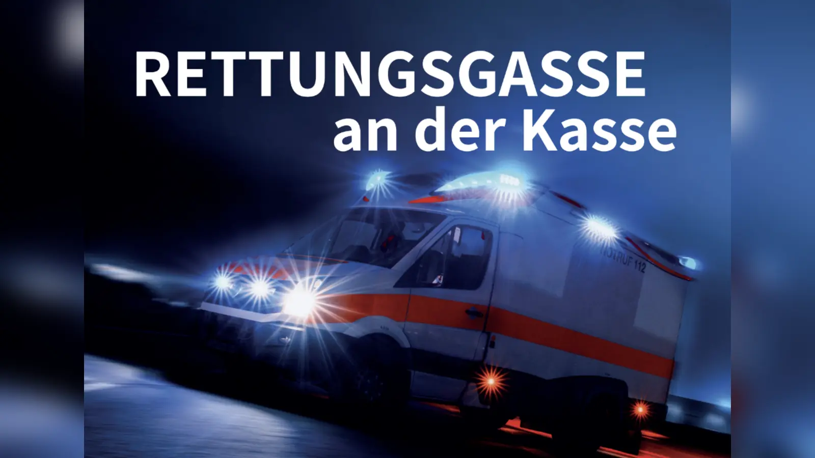 Rettungswagen mit Blaulicht und dem Schriftzug „Rettungsgasse an der Kasse“.