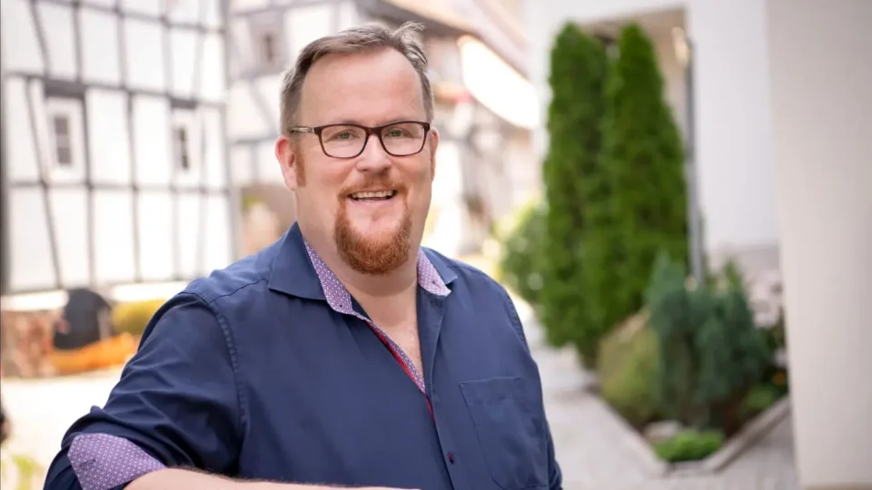 Sven Buchsteiner, Mitbegründer des Skriptoriums Seligenstadt, ist mit dem Literaturpreis federleicht 2026 ausgezeichnet worden.