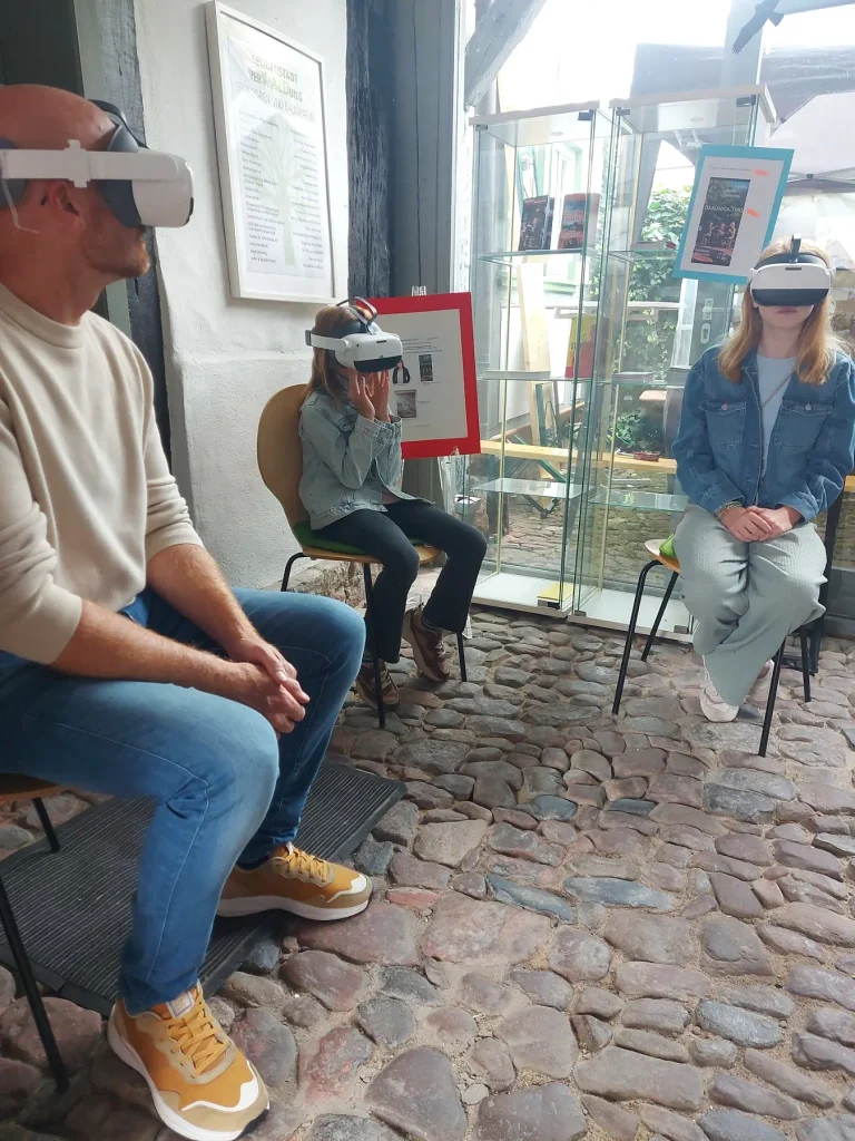 Mit VR-Brillen konnten Besucherinnen und Besucher die ehemalige Seligenstädter Synagoge virtuell betreten und einen Eindruck von ihrem einstigen Aussehen gewinnen. Bild: Stadt Seligenstadt.
