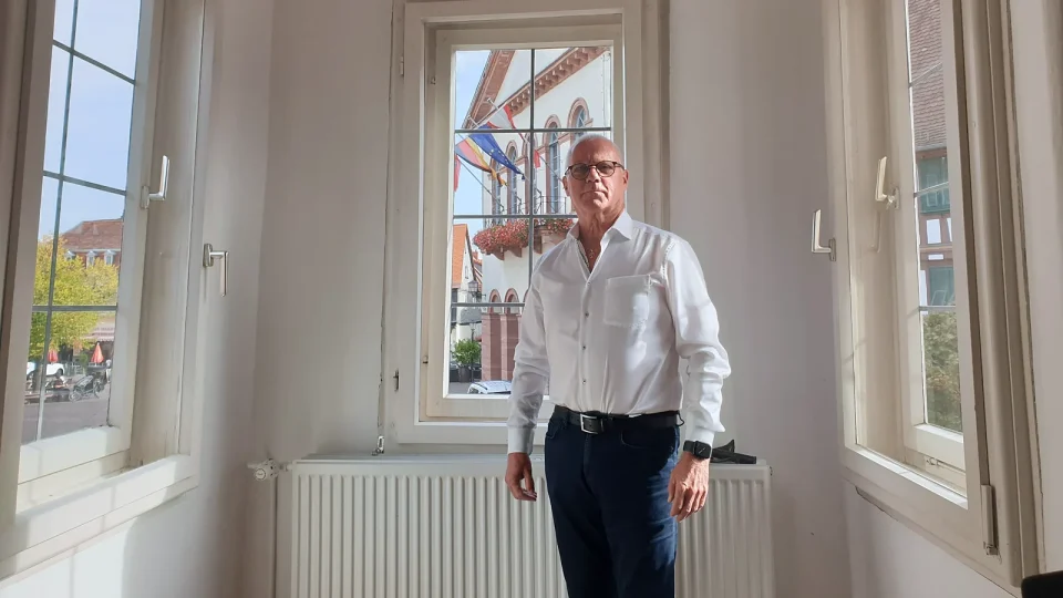 Wolfgang Pachali, Mitbegründer und Geschäftsführer der Seligenstadt Marketing und Tourismus GmbH, im Erkerzimmer des Einhardhauses mit Blick auf das Rathaus.