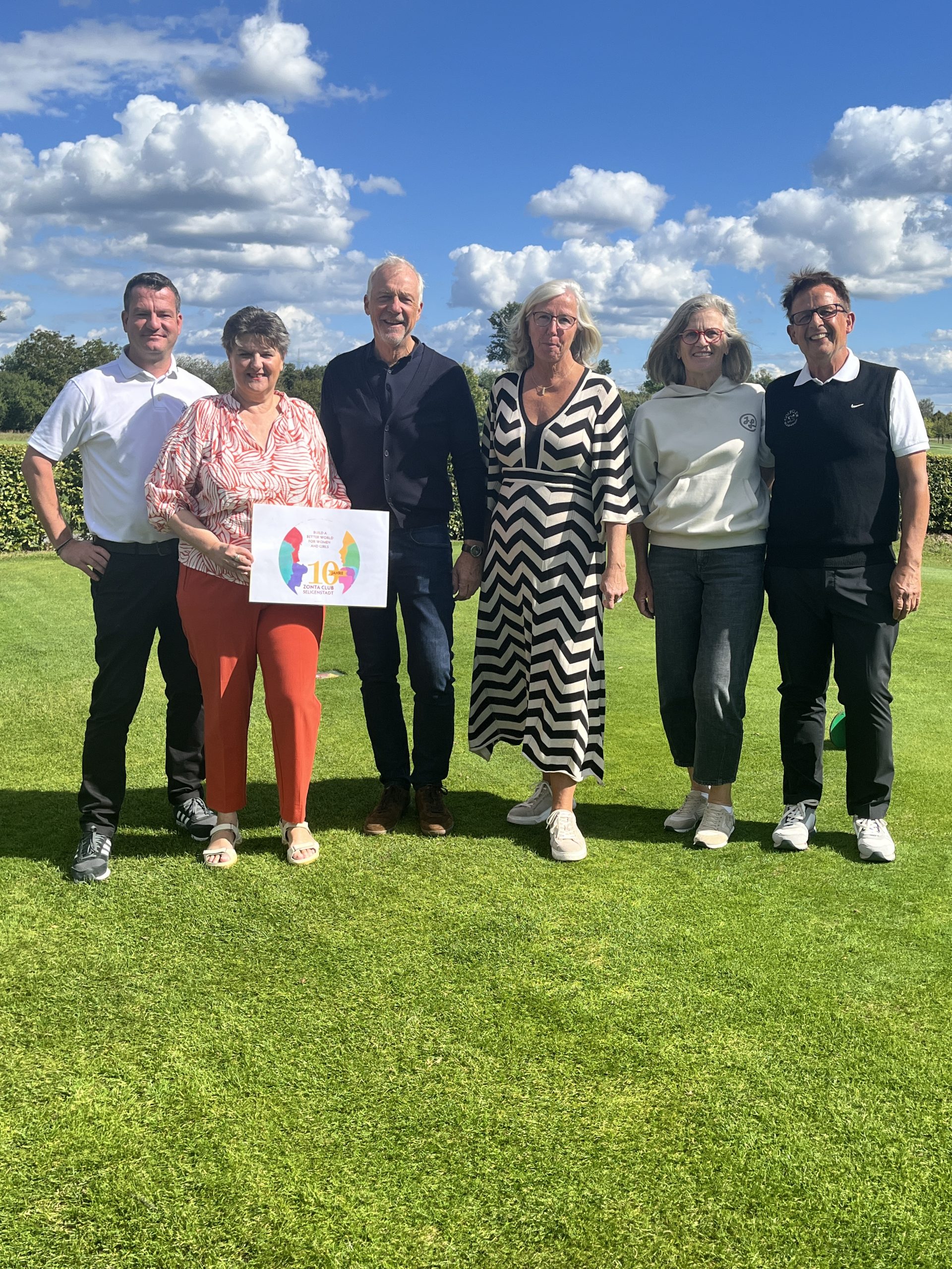 Sechs Personen stehen auf dem Golfplatz des Golfclubs Seligenstadt; eine Frau hält ein ZONTA-Schild.