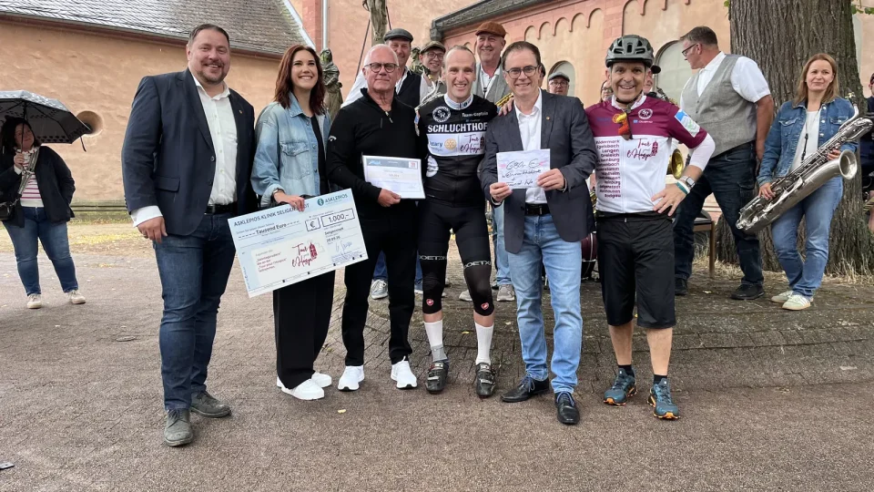 Gruppe bei einer Spendenübergabe für das Hospiz am Wasserturm in Seligenstadt