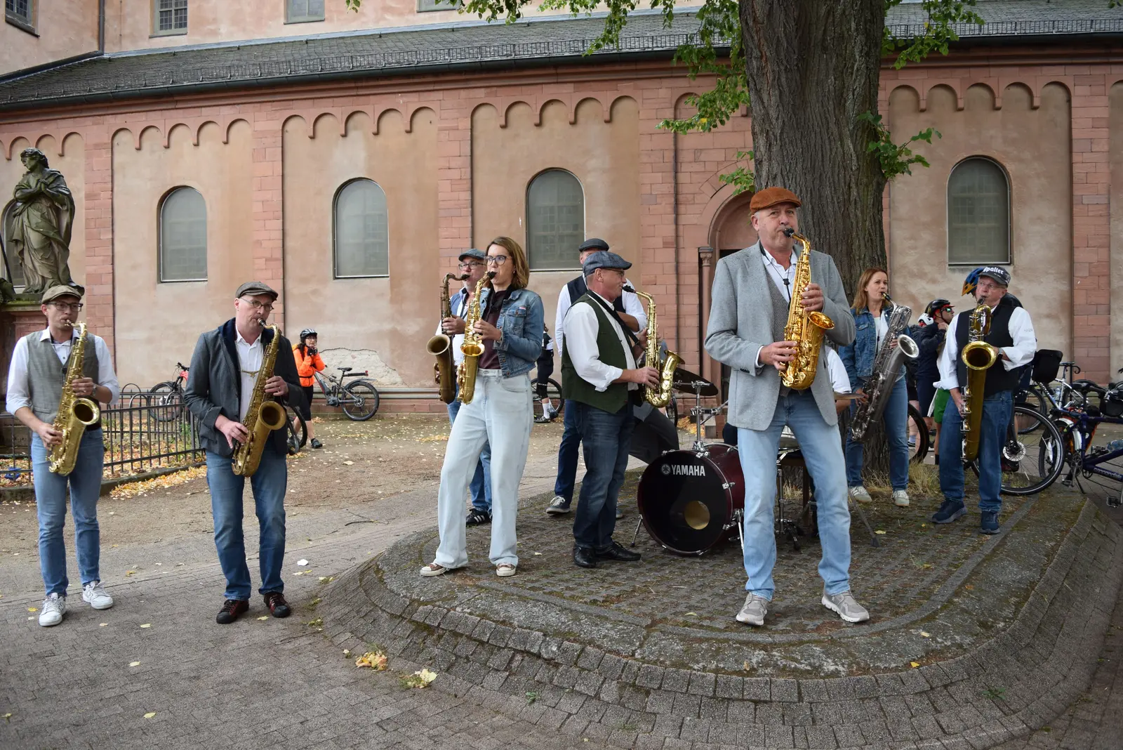 Mitglieder der Seligenstädter Streetband Saxpower spielen Saxofone am Hans-Memling-Platz