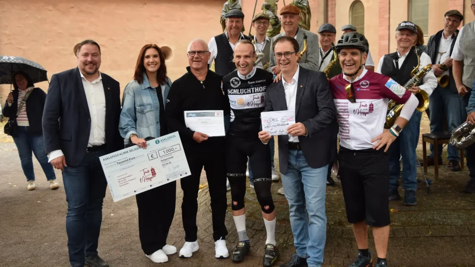 Vertreter der Stadt Seligenstadt, des Hospizes und der Benefiz-Radtour bei der Spendenübergabe