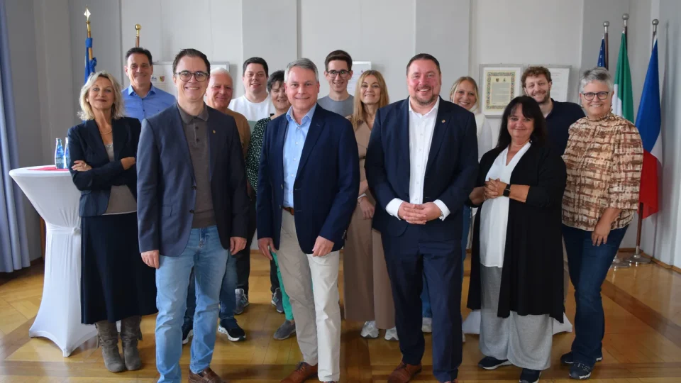 Bernd Wich mit der Rathausspitze, seinem Team und Weggefährten im Großen Sitzungssaal des Seligenstädter Rathauses.