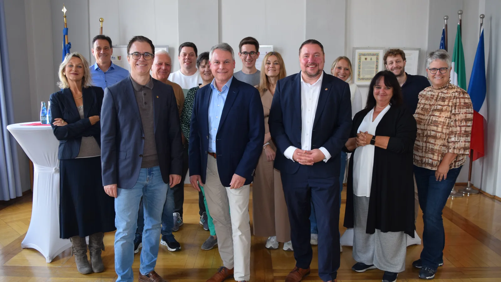 Bernd Wich mit der Rathausspitze, seinem Team und Weggefährten im Großen Sitzungssaal des Seligenstädter Rathauses.