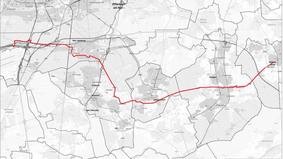 Übersichtskarte mit der rot markierten FRM9-Vorzugstrasse von Seligenstadt über Rodgau, Dietzenbach, Dreieich und Neu-Isenburg zum Flughafen Frankfurt; Schraffur kennzeichnet eine langfristige Variante.