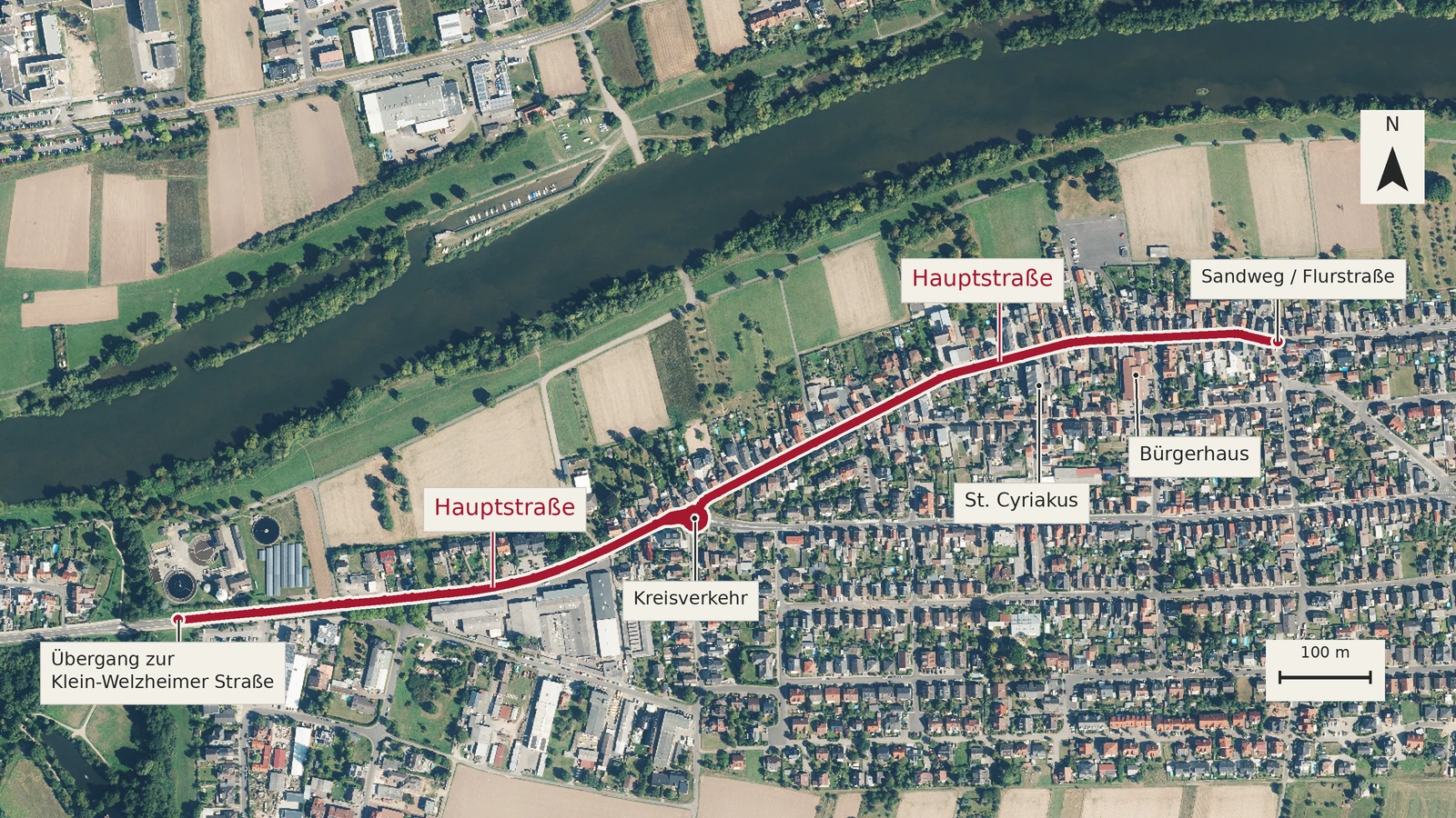Luftbild von Klein-Welzheim mit rot markierter Hauptstraße vom Übergang zur Klein-Welzheimer Straße bis zur Kreuzung Sandweg/Flurstraße.