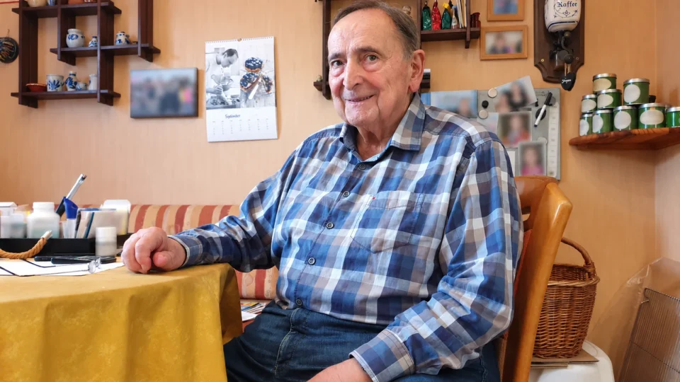 Jürgen Kraft sitzt in der Küche seines Wohnhauses in der Ellenseestraße in Seligenstadt.