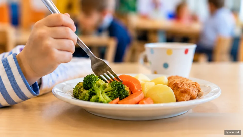 KI-erstelltes Symbolbild: Eine Kinderhand führt eine Gabel über einen Teller mit Brokkoli, Karotten, Kartoffeln und paniertem Essen.