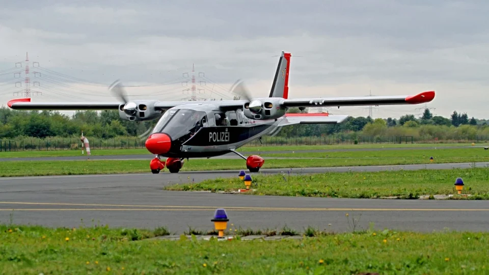 Die Vulcanair P68 Observer 2 der hessischen Polizei auf einem Flugplatz.
