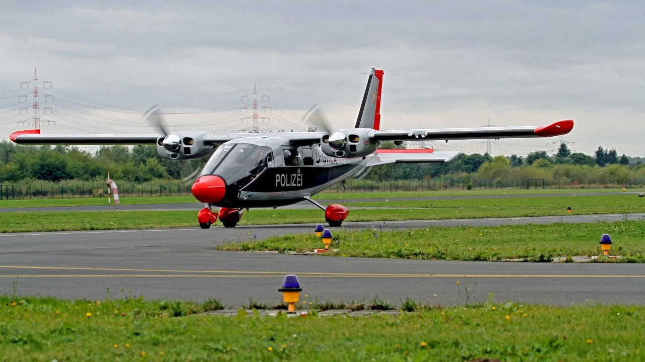 Die Vulcanair P68 Observer 2 der hessischen Polizei auf einem Flugplatz.